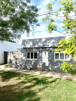 Impecable casa a cuadras de la Laguna De Chascomús con jardin, cochera y Parrilla